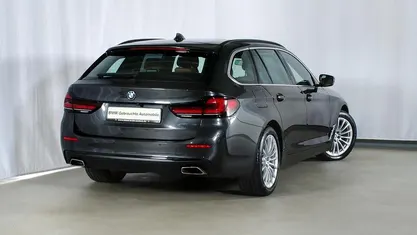 Gebraucht BMW 520 Sport Line 190 PS (139 kW) 2022 Sophistograu brillanteffekt metalli Kombi