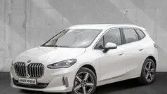 Mineralweiss metallic (weiß metallic) Gebraucht 2022 BMW 218 Luxury Line Van / Kleinbus | 28.990 € (Fairer Preis)