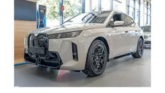 Dune grey metallic Neu 2025 BMW iX M Sport SUV | 109.500 € (Superpreis)