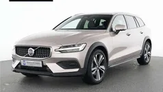Bright dusk / Gebraucht 2023 Volvo V60 CC Plus Kombi | 40.990 € (Fairer Preis)
