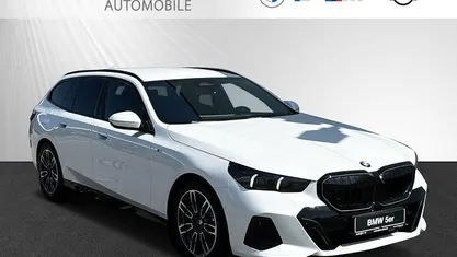 Gebraucht BMW 520 M Sport 197 PS (144 kW) 2025 Mineralweiß metallic Kombi
