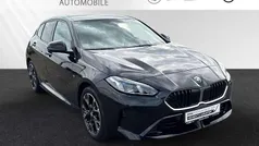 Saphirschwarz metallic Gebraucht 2025 BMW 120 M Sport Kleinwagen | 36.490 € (Fairer Preis)