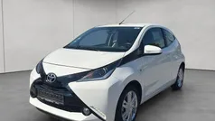 Weiß Gebraucht 2015 Toyota Aygo X-play Kleinwagen | 5.990 € (Guter Preis)