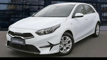 Carraraweiß Gebraucht 2025 Kia Ceed Comfort Kleinwagen | 24.349 € (Guter Preis)