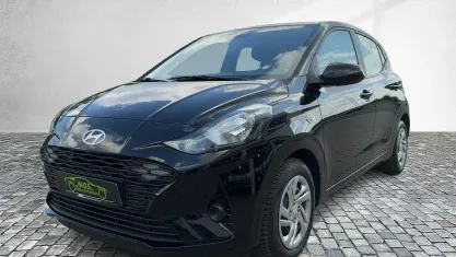 Gebraucht Hyundai i10 Select 63 PS (46 kW) 2024 Phantom black / met Kleinwagen