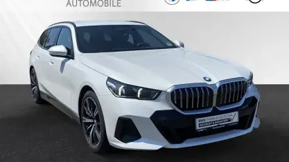 Gebraucht BMW 520 M Sport 208 PS (152 kW) 2025 Mineralweiß metallic Kombi