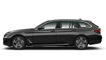 Black sapphire metallic (schwarz) Gebraucht 2022 BMW 520 Shadowline Kombi | 37.600 € (Fairer Preis)