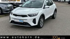 Schneeweiß Gebraucht 2023 Kia Stonic Vision SUV | 17.440 € (Guter Preis)