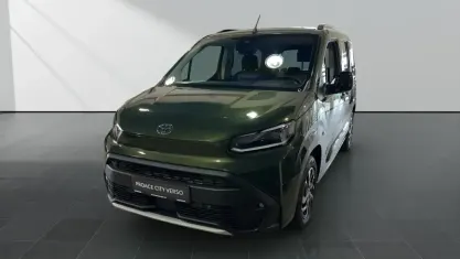 Neu Toyota Proace Verso City 110 PS (80 kW) 2026 Backpacker chaki metallic Kombi
