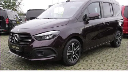 Gebraucht Mercedes T180 Progressive 116 PS (85 kW) 2024 Rot Van / Kleinbus