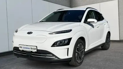 Gebraucht Hyundai Kona Trend 150 kW (204 PS) 2023 Atlas white SUV