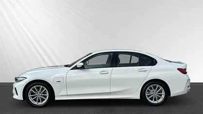 Gebraucht BMW 330e 184 PS (135 kW) 2023 Weiss Limousine