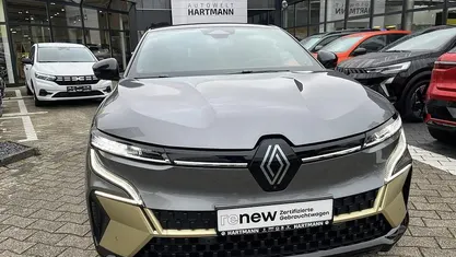 Dolomitgrau, dach schwarz (grau) Gebraucht 2022 Renault Megane E-Tech Iconic Limousine | 25.450 € (Fairer Preis)