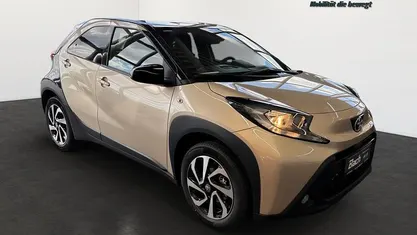 Ginger beige / schwarz Gebraucht 2025 Toyota Aygo X SUV | 17.940 € (Fairer Preis)
