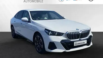 Gebraucht BMW 550e M Sport 489 PS (359 kW) 2025 Alpinweiss uni Limousine