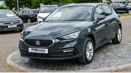 Neu Seat Leon Style 150 PS (110 kW) 2025 Blau Limousine