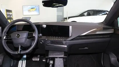 Gelb Gebraucht 2022 Opel Astra GS Line Limousine | 25.990 € (Fairer Preis)