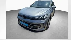 Oyster silver metallic Gebraucht 2024 VW Tiguan Elegance SUV | 37.440 € (Fairer Preis)