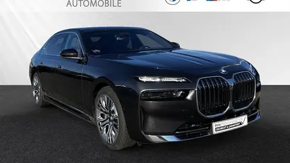 Gebraucht BMW 750e 489 PS (359 kW) 2024 Sophistograu brillanteffekt metallic Limousine