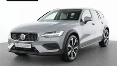 Grau Gebraucht 2023 Volvo V60 CC Plus Kombi | 39.990 € (Fairer Preis)