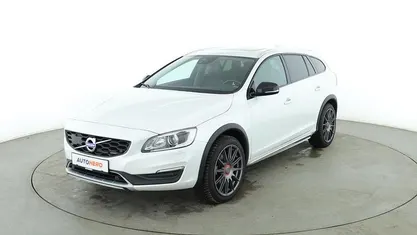 Weiß Gebraucht 2017 Volvo V60 CC Pro Kombi | 23.590 € (Guter Preis)