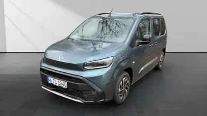 Neu Toyota Proace Verso City 110 PS (80 kW) 2026 Backpacker chaki metallic Kombi