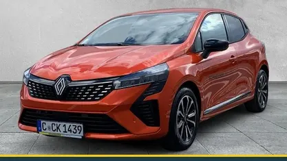 Valenciaorange metallic Gebraucht 2025 Renault Clio V Techno Limousine | 17.990 € (Fairer Preis)