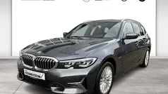Grau Gebraucht 2021 BMW 330e Luxury Line Kombi | 33.990 € (Fairer Preis)