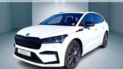 Weiß (moonweiss metallic (weiß)) Gebraucht 2024 Skoda Enyaq iV SportLine SUV | 34.750 € (Fairer Preis)
