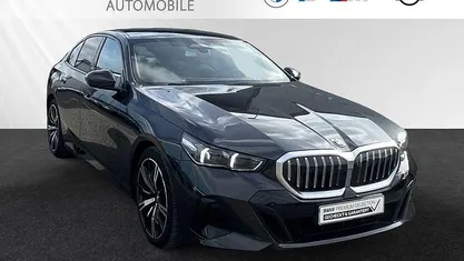 Gebraucht BMW 530e M Sport 299 PS (219 kW) 2024 Sophistograu brillanteffekt metallic Limousine