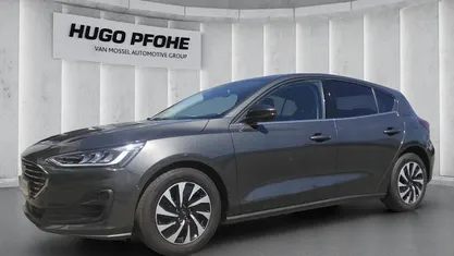 Grau Gebraucht 2022 Ford Focus Titanium Limousine | 19.890 € (Fairer Preis)