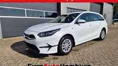 Deluxeweiß metallic Neu 2025 Kia Ceed Sportswagon Vision Kombi | 24.590 € (Fairer Preis)