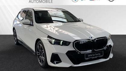 Gebraucht BMW 520 M Sport 197 PS (144 kW) 2025 Alpinweiß Kombi