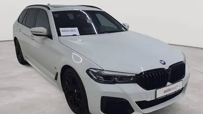 Gebraucht BMW 520 M Sport 190 PS (139 kW) 2021 Alpinweiß Kombi