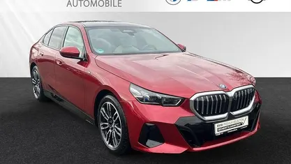 Fire red metallic Gebraucht 2025 BMW 550e M Sport Limousine | 68.761 € (Superpreis)