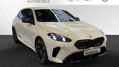 Gebraucht BMW M135 M Sport 300 PS (220 kW) 2024 Alpinweiss Kleinwagen