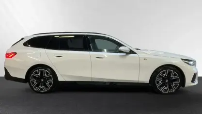 Gebraucht BMW 550e M Sport 489 PS (359 kW) 2025 Alpinweiß Kombi
