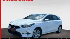 Weiss ((wd) cararraweiss) Gebraucht 2024 Kia Ceed Comfort Limousine | 21.449 € (Superpreis)