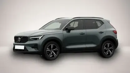 Neu Volvo XC40 Plus 163 PS (119 kW) 2026 Grün SUV