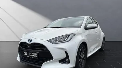 Weiß Gebraucht 2021 Toyota Yaris Hybrid Club Limousine | 17.450 € (Guter Preis)