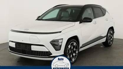 Serenity white metallic/ dach Gebraucht 2024 Hyundai Kona Prime SUV | 31.995 € (Fairer Preis)