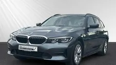 Grau Gebraucht 2021 BMW 318 Advantage Kombi | 24.998 € (Fairer Preis)