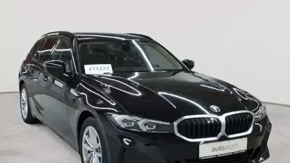 Gebraucht BMW 330 Sport Line 286 PS (210 kW) 2023 Schwarz uni Kombi