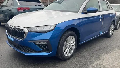 Neu Skoda Scala Essence 116 PS (85 kW) 2025 Race blau metallic Kleinwagen