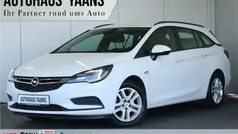 Schneeweiss/summitwhite/arctic Gebraucht 2017 Opel Astra Edition Limousine | 11.599 € (Etwas zu teuer)
