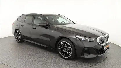 Gebraucht BMW 520 M Sport 190 PS (139 kW) 2025 Sophistograu brillanteffekt Kombi