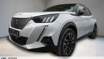 Weiss Gebraucht 2021 Peugeot e-2008 GT SUV | 18.485 € (Fairer Preis)
