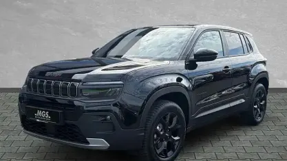 Neu Jeep Avenger 110 PS (80 kW) 2026 Volcano black SUV