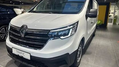 Weiß Gebraucht 2024 Renault Trafic Komfort Van / Kleinbus | 28.990 € (Fairer Preis)