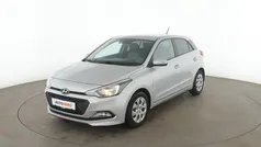 Silber Gebraucht 2015 Hyundai i20 Classic Limousine | 7.790 € (Fairer Preis)